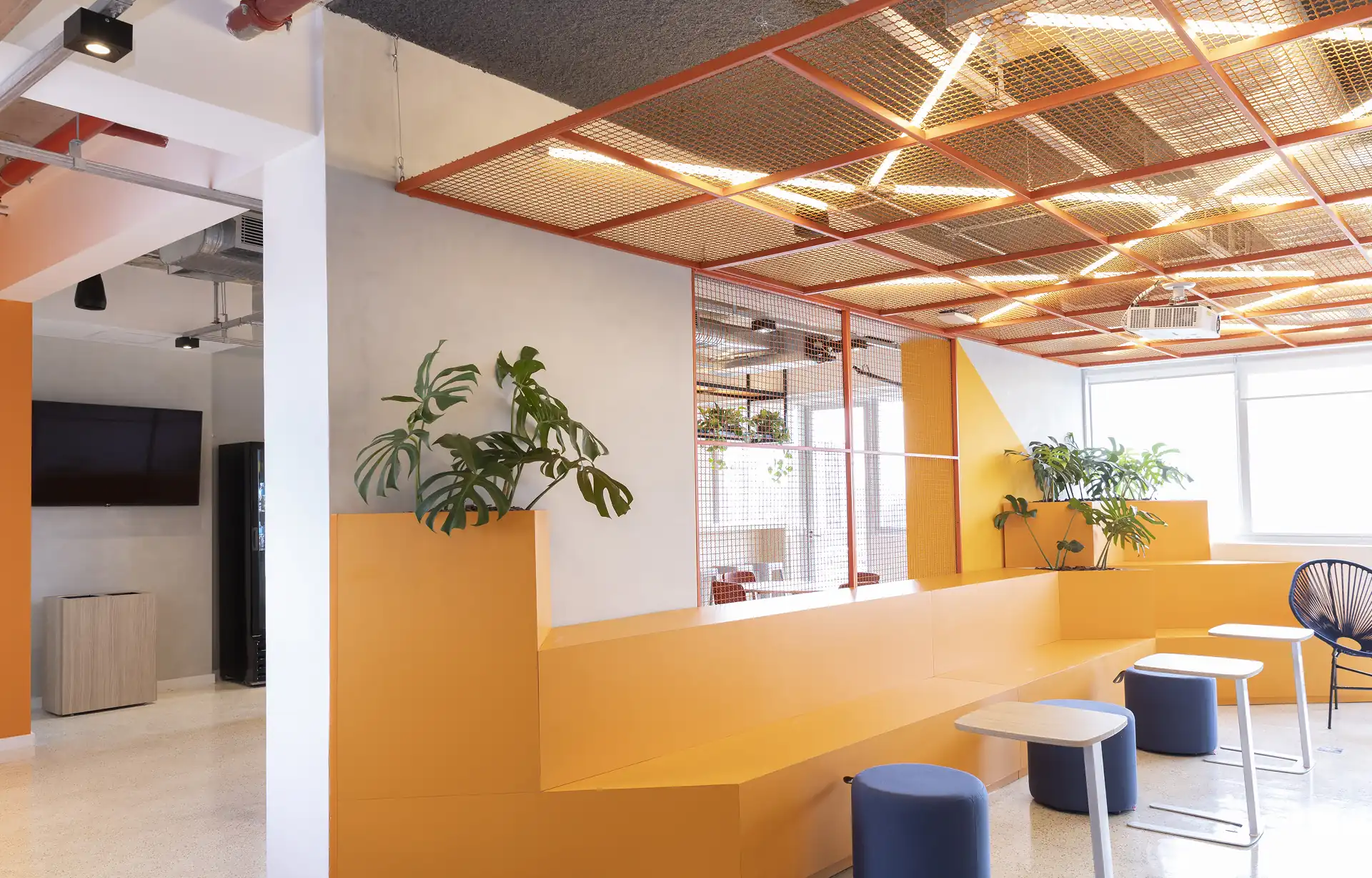 Área de descanso do escritório da Lalamove projetada e executada pela Custódio. Obra corporativa pronta do espaço de convivência com design moderno, cores vibrantes e conforto, resultado de um projeto de arquitetura inovador e uma obra corporativa eficiente.