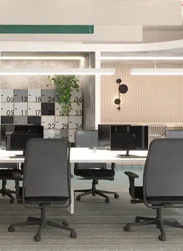 Estação de trabalho moderna em escritório corporativo com cadeiras ergonômicas, lockers numerados e detalhes decorativos, representando projeto de arquitetura e reforma de escritório executados pela Custódio.