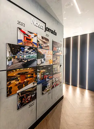 Painel “Nossa Jornada” da Custódio, exibindo a linha do tempo de obras corporativas entregues entre 2018 e 2023. Imagem institucional que representa a trajetória e excelência em projetos de arquitetura e reformas de escritórios.