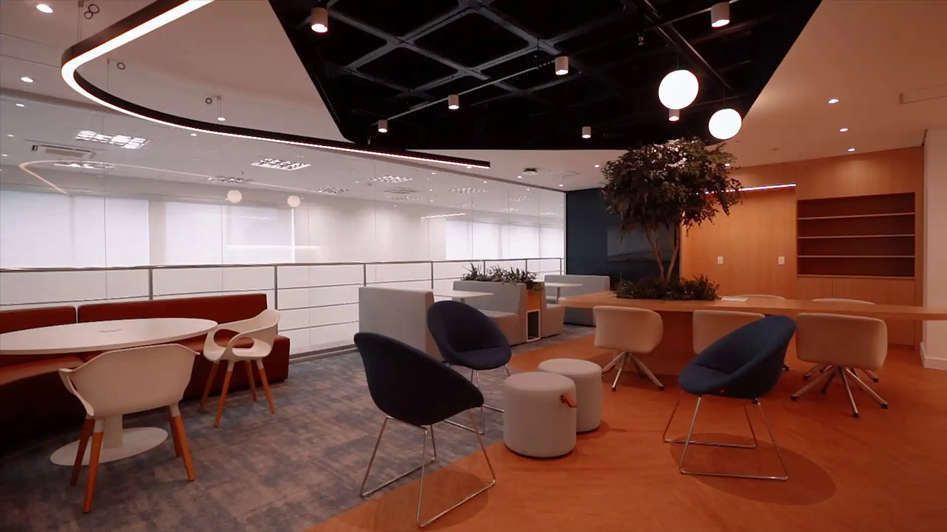 Workcafé do escritório da Oceaneering projetado e executado pela Custódio. Espaço de convivência moderno, com iluminação acolhedora, mobiliário ergonômico e design de arquitetura corporativa voltado ao bem-estar.