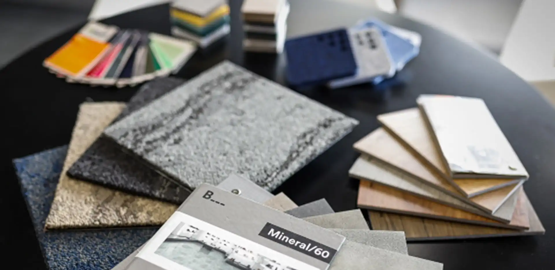 Amostras de materiais e acabamentos utilizados nos projetos da Custódio. Imagem que representa o processo de criação, escolha de revestimentos e detalhamento em arquitetura corporativa e reformas de escritório.