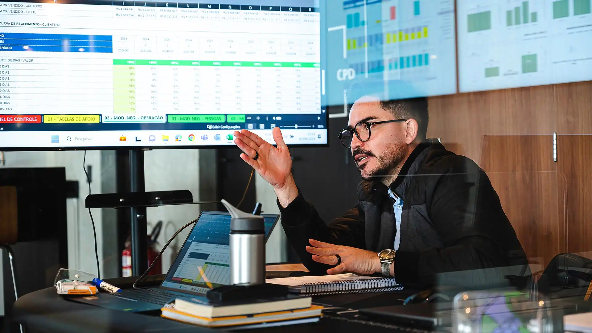 O arquiteto Ari Custódio, CEO da Custódio, durante o planejamento estratégico da empresa. Imagem institucional que representa a gestão e liderança em projetos de arquitetura e obras corporativas de alto padrão.