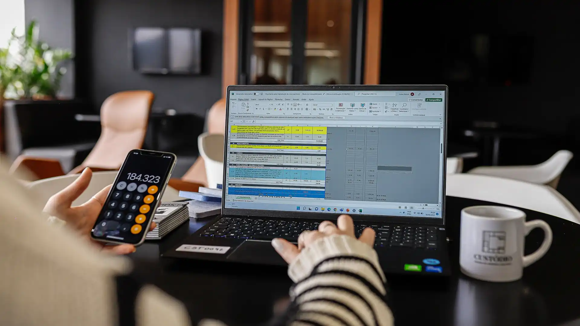 Planejamento financeiro da Custódio, com planilhas e cálculos de controle de obras corporativas. Imagem institucional que representa gestão estratégica e precisão nos projetos de arquitetura e reformas de escritórios.