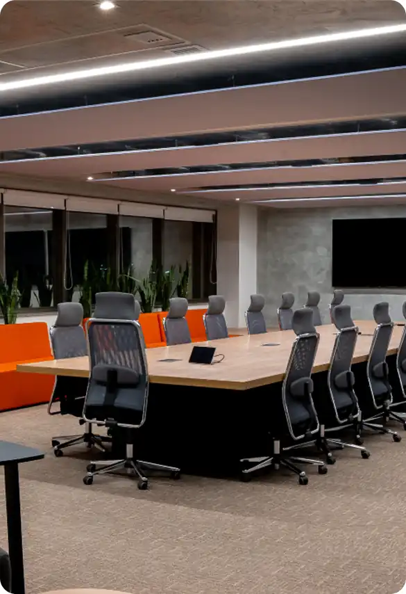 Sala de reunião do escritório da Eneva no Rio de Janeiro, projetada e executada pela Custódio. Ambiente corporativo moderno, com mobiliário ergonômico e iluminação estratégica. Obra corporativa rápida voltada à funcionalidade e design.