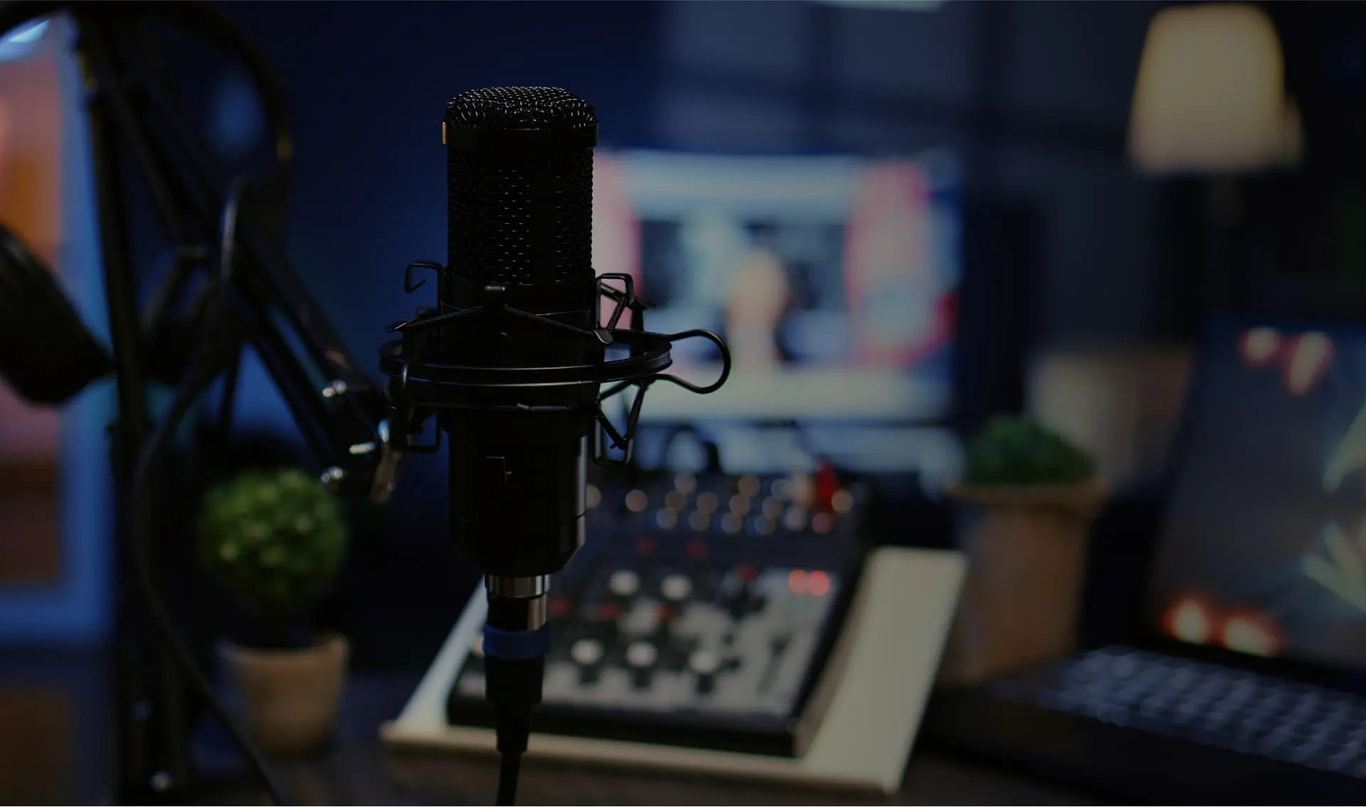 Microfone de estúdio representando o podcast “Arquitetura de Alta Performance” da Custódio, que aborda arquitetura corporativa, produtividade e estratégias para criar ambientes de trabalho inteligentes e de alto desempenho.