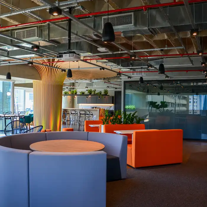 Área de descanso do escritório da EDF desenvolvida com o Turnkey da Custódio, escritório de arquitetura especializado em projetos de arquitetura e obras corporativas que valorizam o bem-estar e o design contemporâneo.