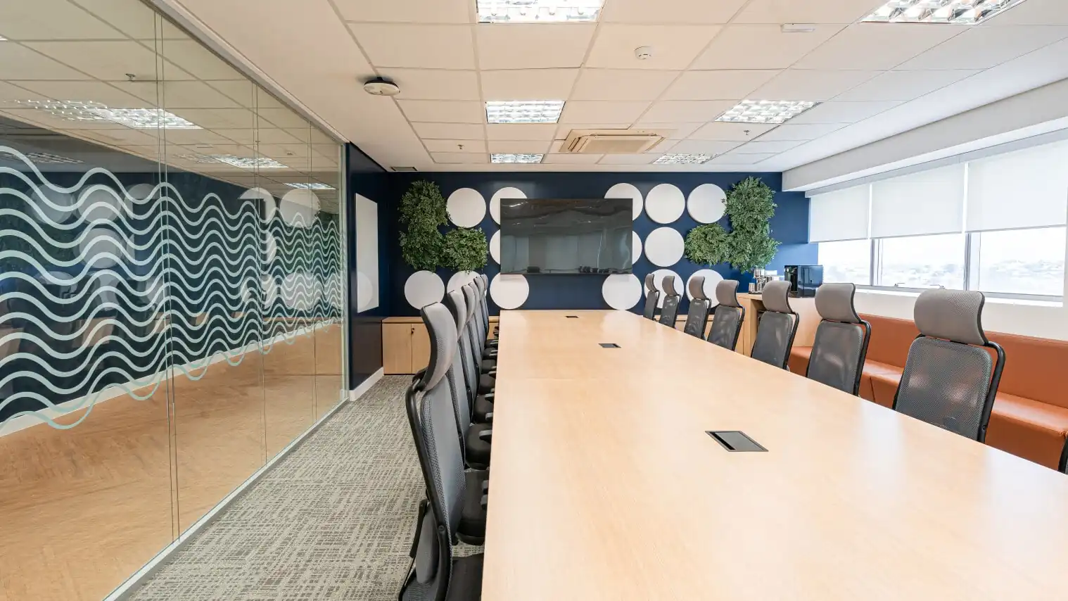 Sala de reunião do escritório da Oceaneering, projetada e executada pela Custódio. Escritório de arquitetura especializado em projetos de arquitetura e obras corporativas Turnkey que unem design e funcionalidade.