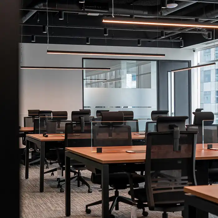 Área de staff do escritório da Oplium em São Paulo, desenvolvida pela Custódio, escritório de arquitetura especializado em projetos de arquitetura e obras corporativas com foco em conforto e produtividade.