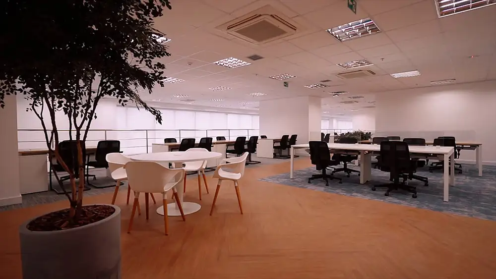 Área de staff do escritório da Oceaneering no Rio de Janeiro, projetada e executada pela Custódio em uma reforma corporativa completa. Ambiente integrado, iluminado e funcional, pensado para conforto e produtividade da equipe.