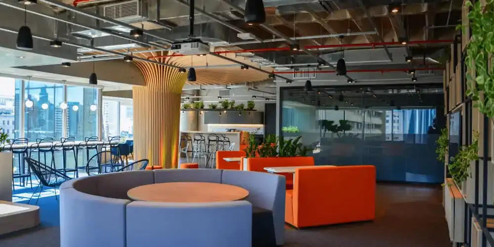 Área de convivência da EDF com booths coloridos, criada por um escritório de arquitetura em um projeto de arquitetura voltado para obra corporativa e conforto dos colaboradores.