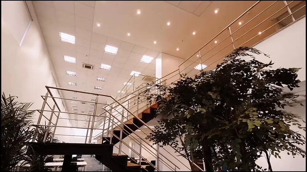 Escada metálica no staff da Oceaneering no Rio de Janeiro, integrada ao projeto de arquitetura corporativa da Custódio. A reforma de escritório valoriza circulação, iluminação e conexão entre os pavimentos, trazendo amplitude e funcionalidade ao ambiente corporativo.