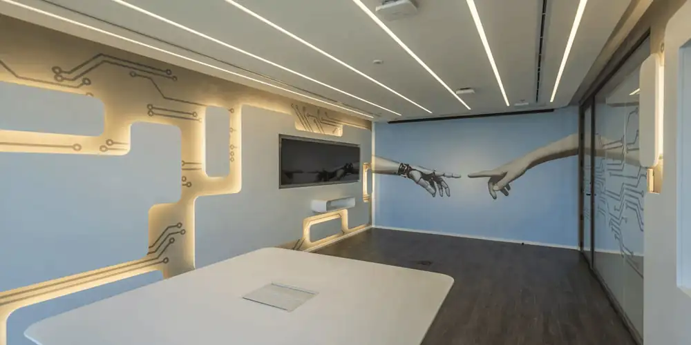 Sala de reunião da Huawei com painel iluminado, arte de braço robótico, mesa central e iluminação linear, destacando o projeto de arquitetura aplicado na obra corporativa e na reforma de escritório com estética tecnológica.
