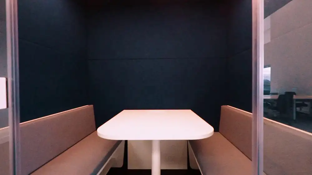 Interior do phonebooth da Oceaneering no Rio de Janeiro, desenvolvido pela Custódio como parte de um projeto de arquitetura corporativa que cria espaços acústicos voltados para reuniões rápidas, foco e privacidade no escritório.