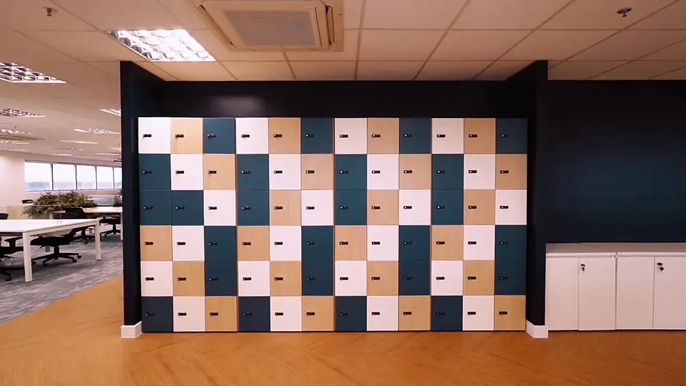 Lockers corporativos do escritório da Oceaneering no Rio de Janeiro, desenvolvidos pela Custódio em seu projeto de arquitetura e obra corporativa. Solução funcional e organizada que complementa a reforma do ambiente de trabalho.