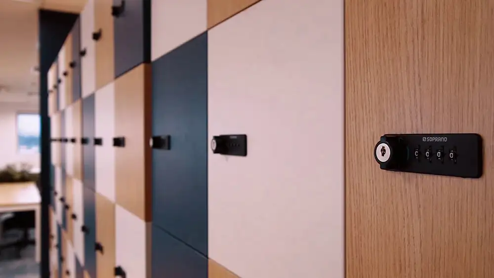 Detalhe dos lockers do escritório da Oceaneering no Rio de Janeiro, parte da obra corporativa realizada pela Custódio. Solução funcional de armazenamento que integra o projeto de arquitetura e aprimora a organização do ambiente.