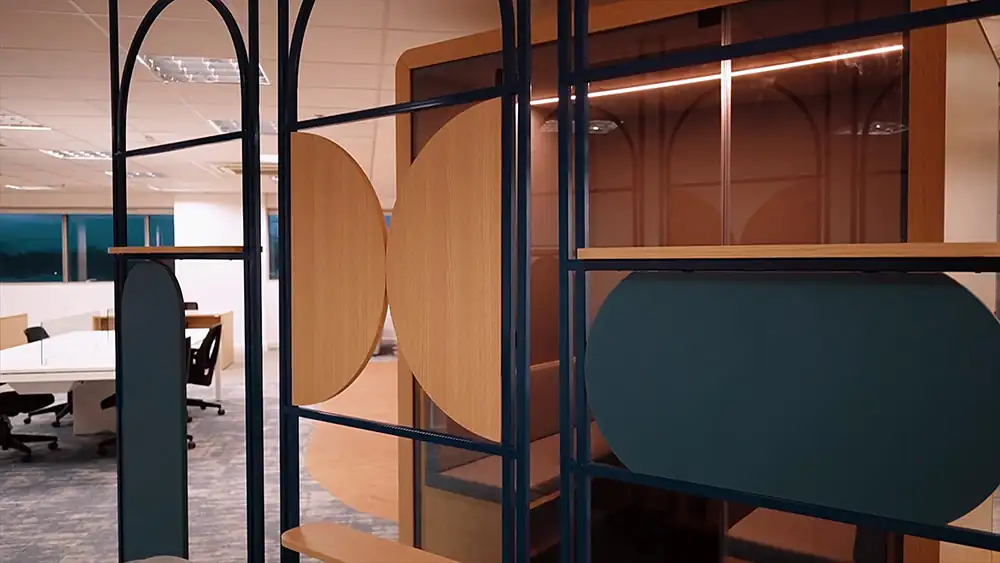 Detalhe da marcenaria da recepção da Oceaneering no Rio de Janeiro, desenvolvida pela Custódio em projeto de arquitetura corporativa. Elementos em madeira e metal que valorizam o design, a funcionalidade e a identidade do espaço.