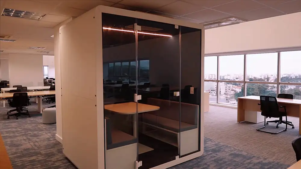 Phonebooth do escritório da Oceaneering no Rio de Janeiro, implementado pela Custódio em uma reforma de escritório corporativo que prioriza privacidade acústica, foco e eficiência dentro do ambiente de trabalho.