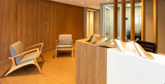 Recepção do escritório da Villemor Amaral, projetada e executada pela Custódio. Escritório de arquitetura especializado em projetos de arquitetura e obras corporativas Turnkey com design elegante e funcional.