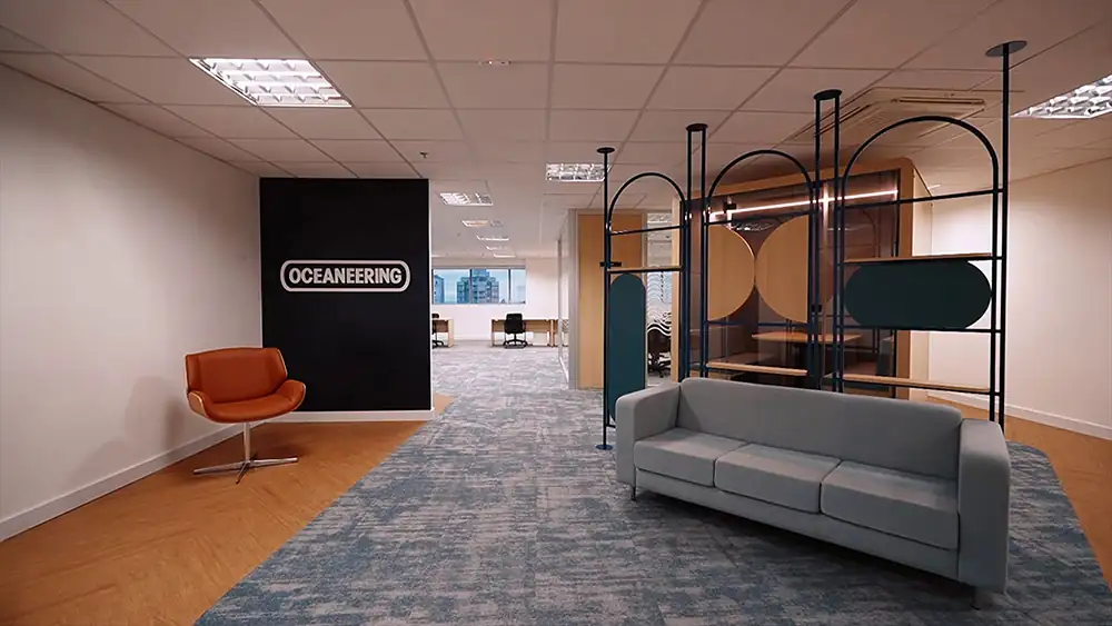 Recepção do escritório da Oceaneering no Rio de Janeiro, desenvolvida pela Custódio em um projeto de arquitetura e obra corporativa. Espaço moderno, acolhedor e funcional, pensado para causar uma ótima primeira impressão.