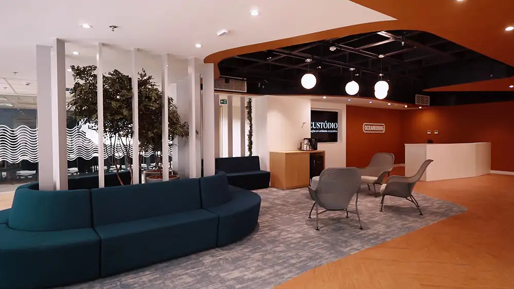 Reforma corporativa, recepção do escritório da Oceaneering no Rio de Janeiro, desenvolvida pela Custódio. Projeto de arquitetura e obra corporativa que valoriza a integração, o conforto e a identidade da marca em um ambiente acolhedor.