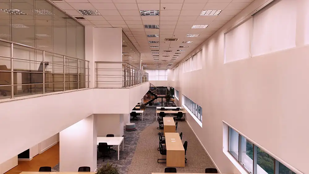 Área de staff do escritório da Oceaneering no Rio de Janeiro, projetada pela Custódio. Projeto de arquitetura e obra corporativa que otimizam iluminação natural, fluxo de trabalho e integração entre as equipes.