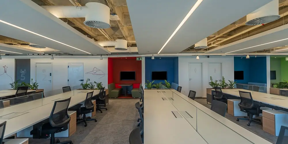 Área de staff do escritório da Huawei no Rio de Janeiro, obra corporativa executada pela Custódio. Escritório de arquitetura especializado em execução de obras e reformas de escritório com excelência técnica.