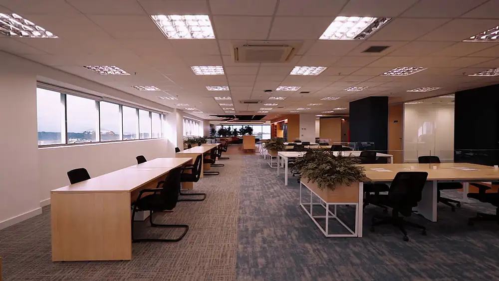 Área de staff da Oceaneering no Rio de Janeiro, renovada pela Custódio em uma reforma de escritório corporativo que privilegia amplitude, iluminação natural, estações funcionais e um ambiente eficiente para o dia a dia da equipe.