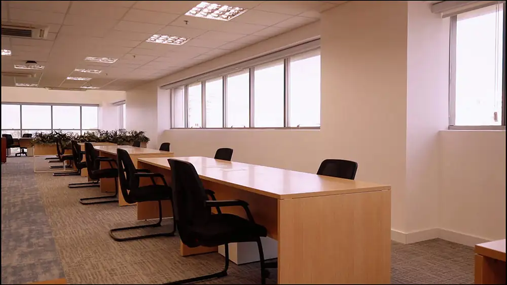 Área de staff do escritório da Oceaneering no Rio de Janeiro, renovada pela Custódio em uma reforma de escritório corporativo que prioriza conforto, funcionalidade, iluminação natural e um ambiente produtivo para as equipes.