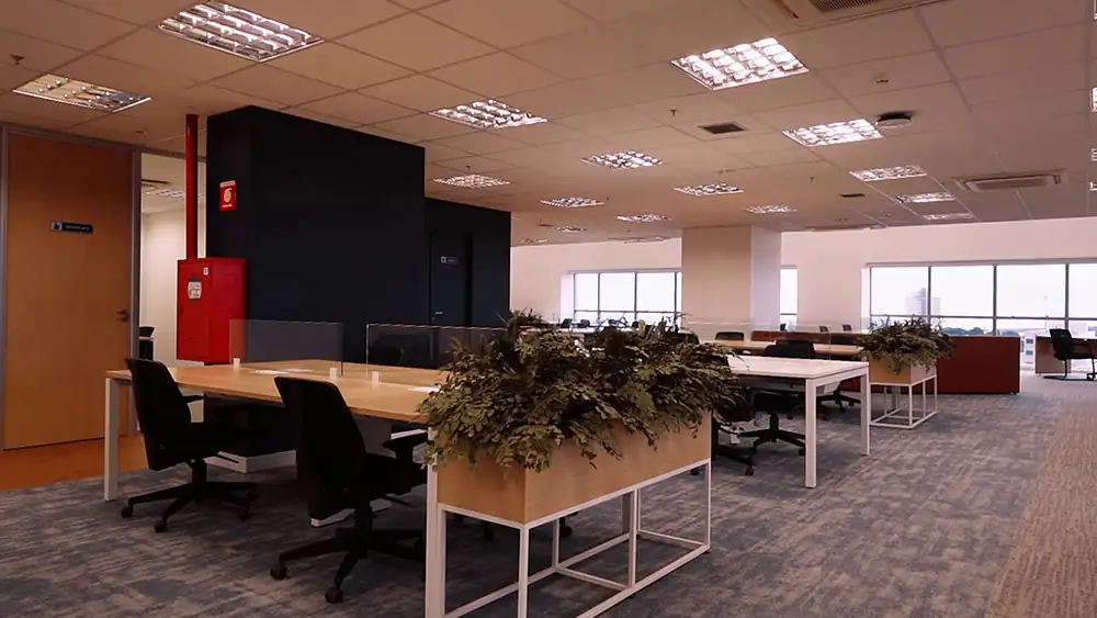 Área de staff da Oceaneering no Rio de Janeiro, resultado da obra corporativa executada pela Custódio. Projeto de arquitetura que organiza estações amplas, iluminação eficiente e integração para melhorar o dia a dia da equipe.