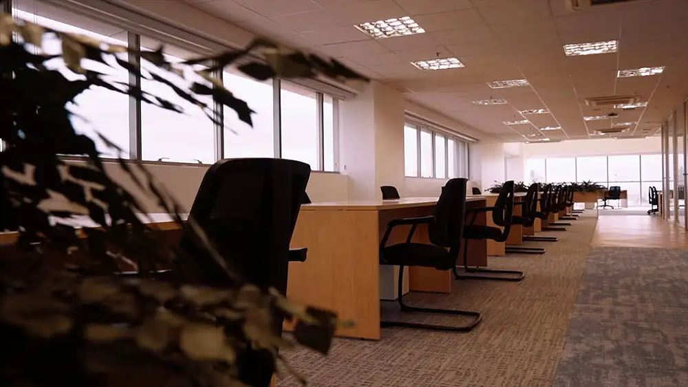 Área de staff do escritório da Oceaneering no Rio de Janeiro, desenvolvida pela Custódio em seu projeto de arquitetura e obra corporativa. Espaço amplo, iluminado e funcional, pensado para conforto e produtividade da equipe.