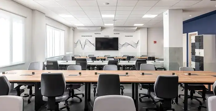 Área de staff do escritório da LAM, projeto de arquitetura e obra corporativa executados pela Custódio. Escritório de arquitetura especializado em reformas corporativas Turnkey que promovem conforto e eficiência.