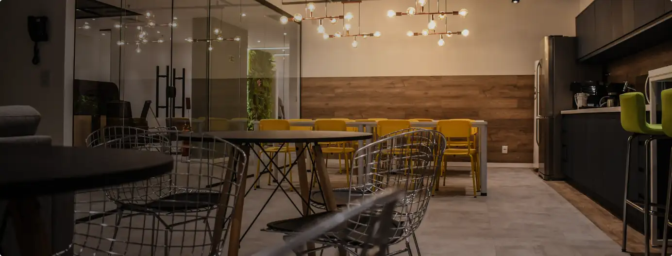 Área de descompressão do escritório da Pebmed no Rio de Janeiro, criada pela Custódio. Projeto de arquitetura corporativa e obra corporativa com conforto, iluminação aconchegante e integração entre equipes.