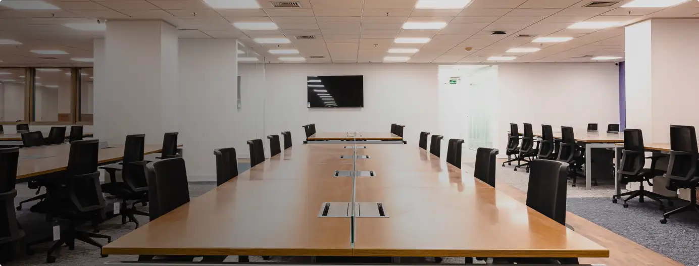 Área de staff do escritório do Parque Bondinho projetada pela Custódio. Espaço funcional, com layout inteligente e iluminação eficiente, criado dentro do conceito Turnkey de arquitetura corporativa.