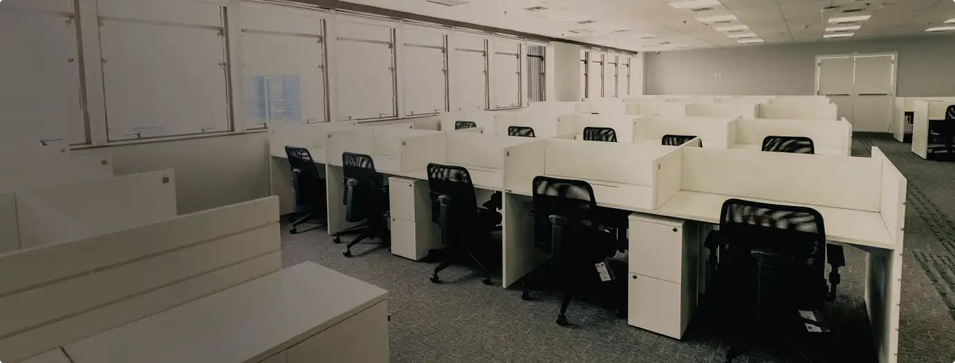 Área de staff do escritório da Essilor no Rio de Janeiro, projetada e executada pela Custódio em modelo Turnkey. O projeto de arquitetura do ambiente destaca um layout funcional com estações individuais, mobiliário ergonômico e iluminação natural abundante, promovendo conforto, produtividade e bem-estar aos colaboradores.