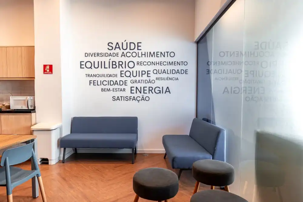 Área de descanso do escritório da LAM Medical, desenvolvida pela Custódio. Escritório de arquitetura especializado em reformas de escritório, projetos de arquitetura e obras corporativas Turnkey que priorizam bem-estar, design e produtividade.