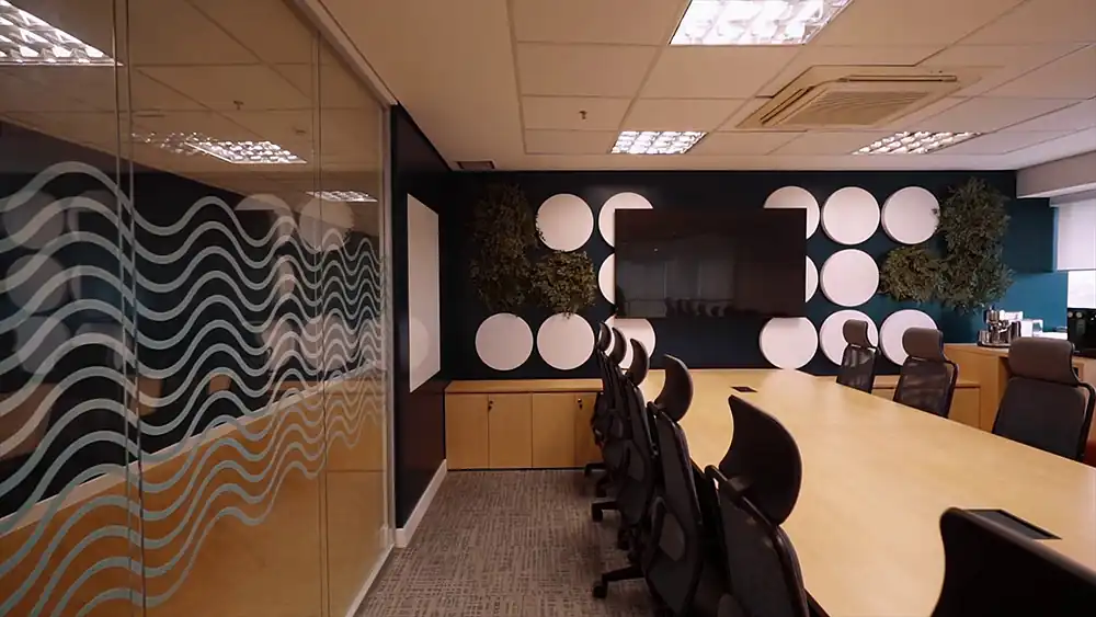 Sala de reunião do escritório da Oceaneering, projeto de arquitetura e obra executados pela Custódio. Escritório de arquitetura especializado em obras corporativas e reformas de escritório Turnkey que unem design, conforto e funcionalidade.