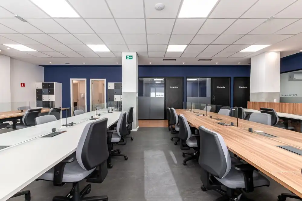 Área de staff do escritório da LAM Medical, desenvolvida pela Custódio. Escritório de arquitetura especializado em projeto de arquitetura corporativa e obras Turnkey com foco em conforto, produtividade e design moderno.