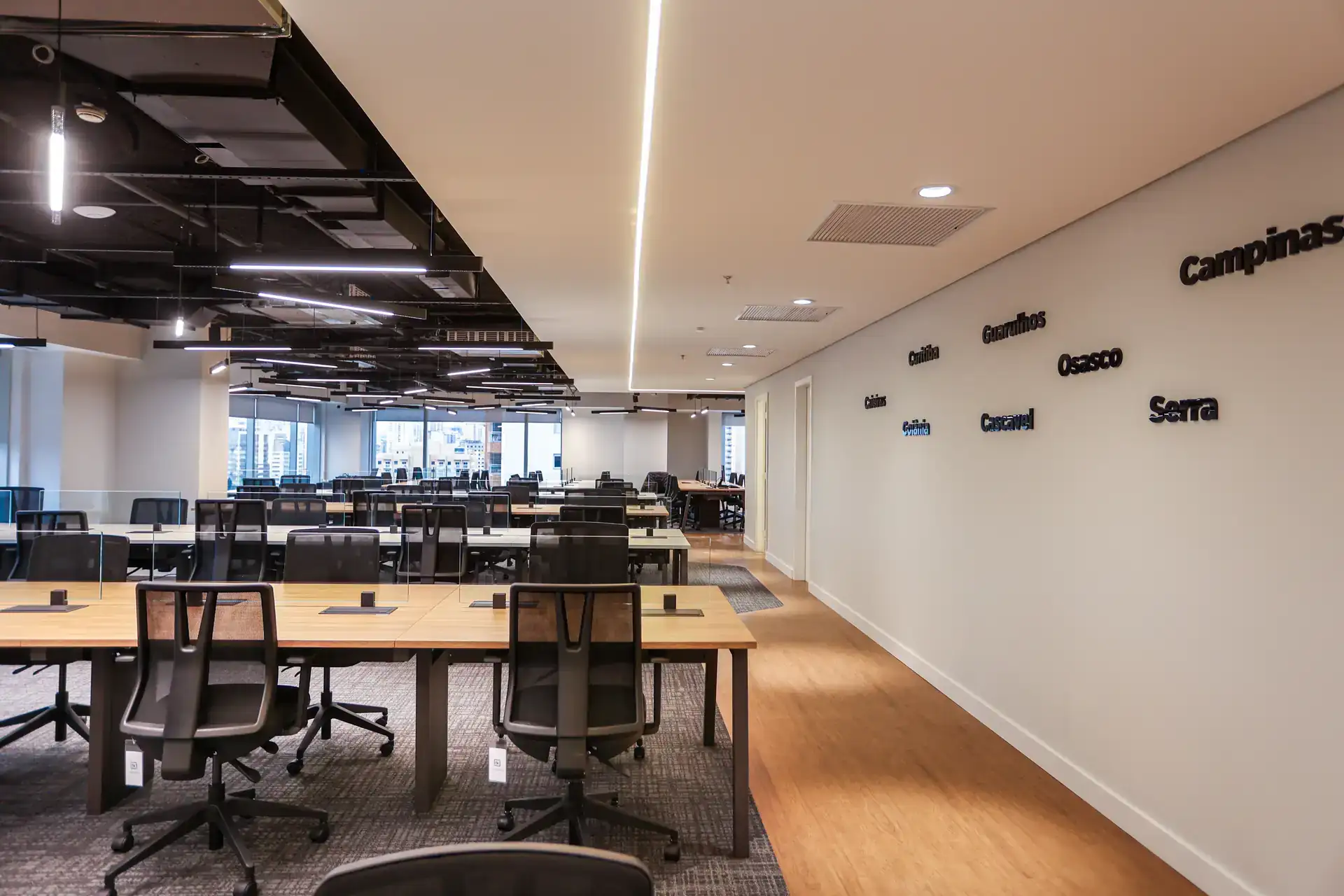 Área operacional Andra, obra corporativa entregue, criada pelo escritório de arquitetura Custódio com foco em eficiência e conforto.