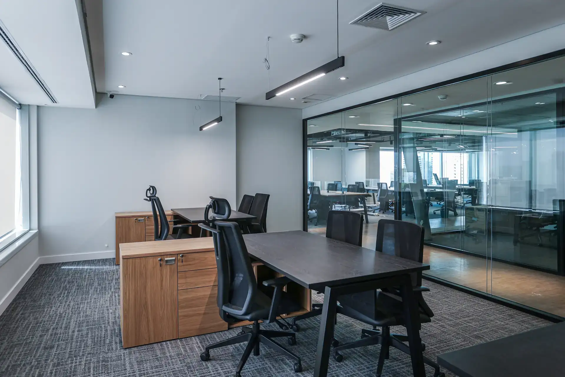 Sala privativa Andra, reforma corporativa entregue pela Custódio, com projeto de arquitetura moderno e mobiliário funcional.