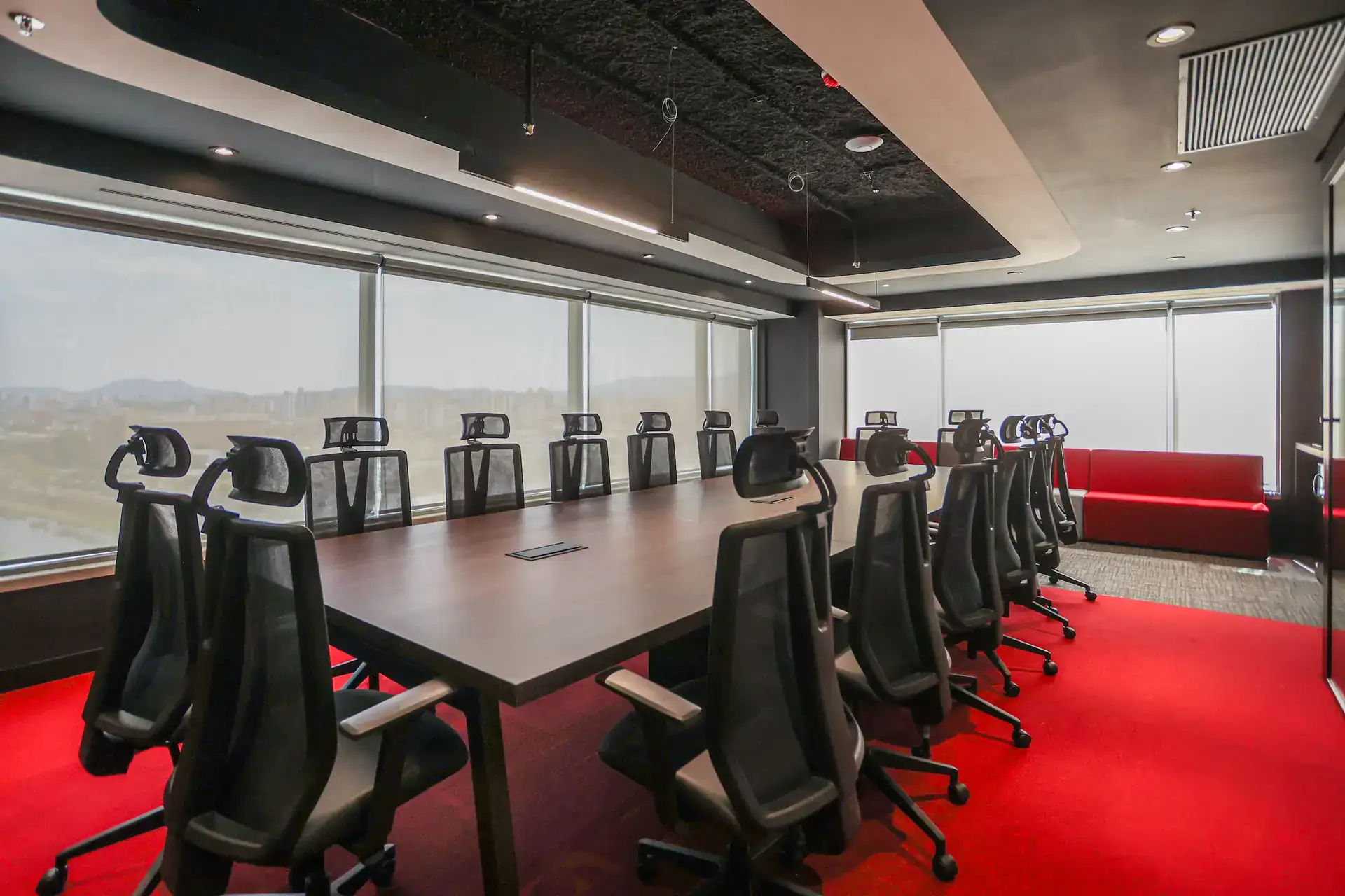 Sala de reunião Andra com vista panorâmica, obra corporativa entregue pela Custódio, unindo escritório de arquitetura e reforma de escritório de alto padrão.