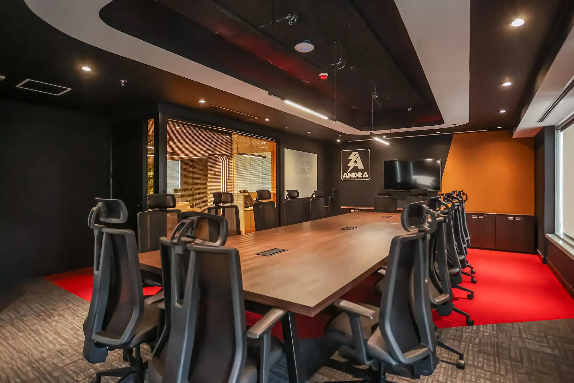 Sala de reunião Andra, obra corporativa entregue pela Custódio, resultado de projeto de arquitetura e reforma de escritório com acabamento premium.