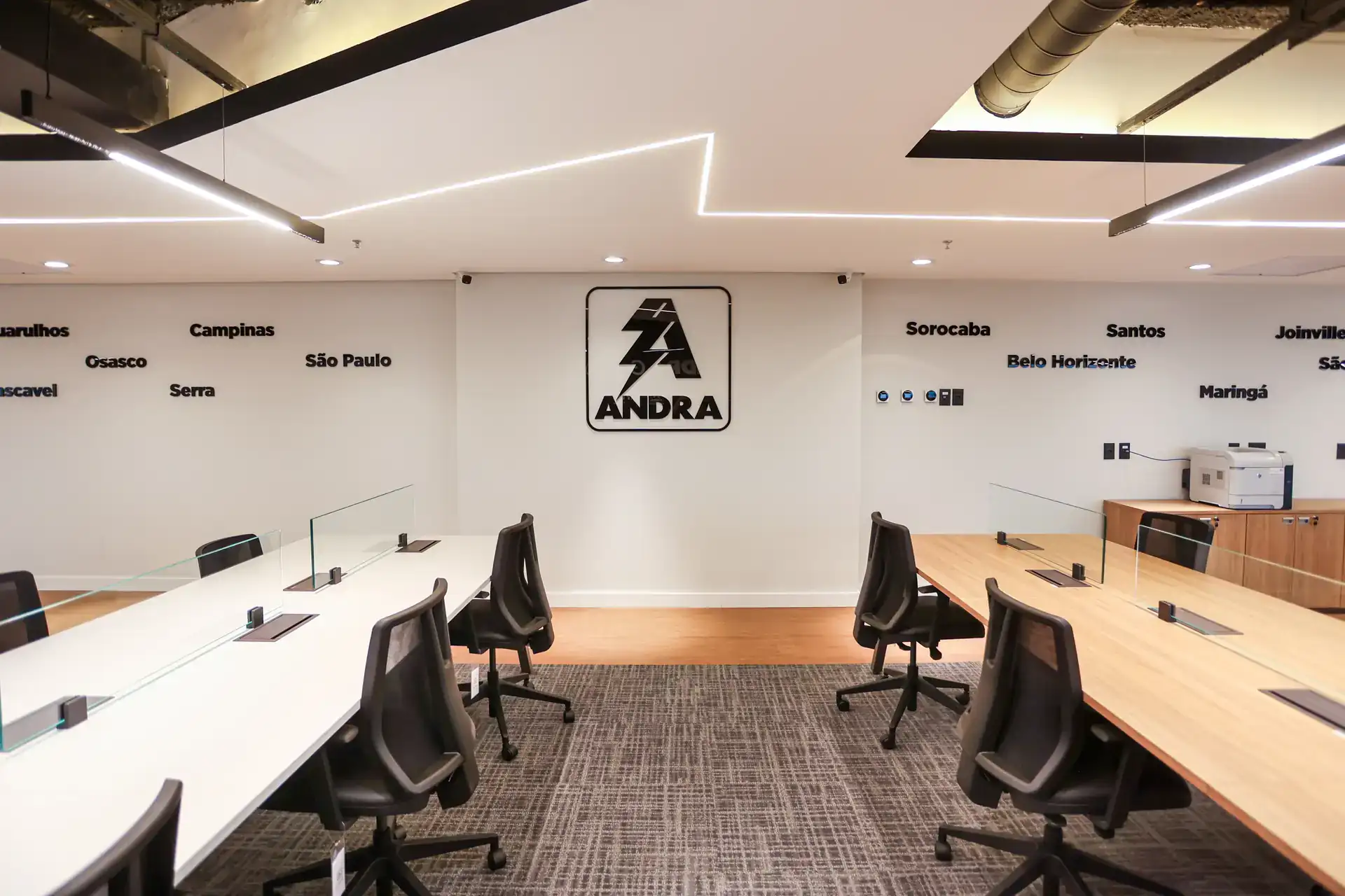 Ambiente corporativo Andra com logo institucional, resultado de projeto de arquitetura e obra corporativa entregue pela Custódio.