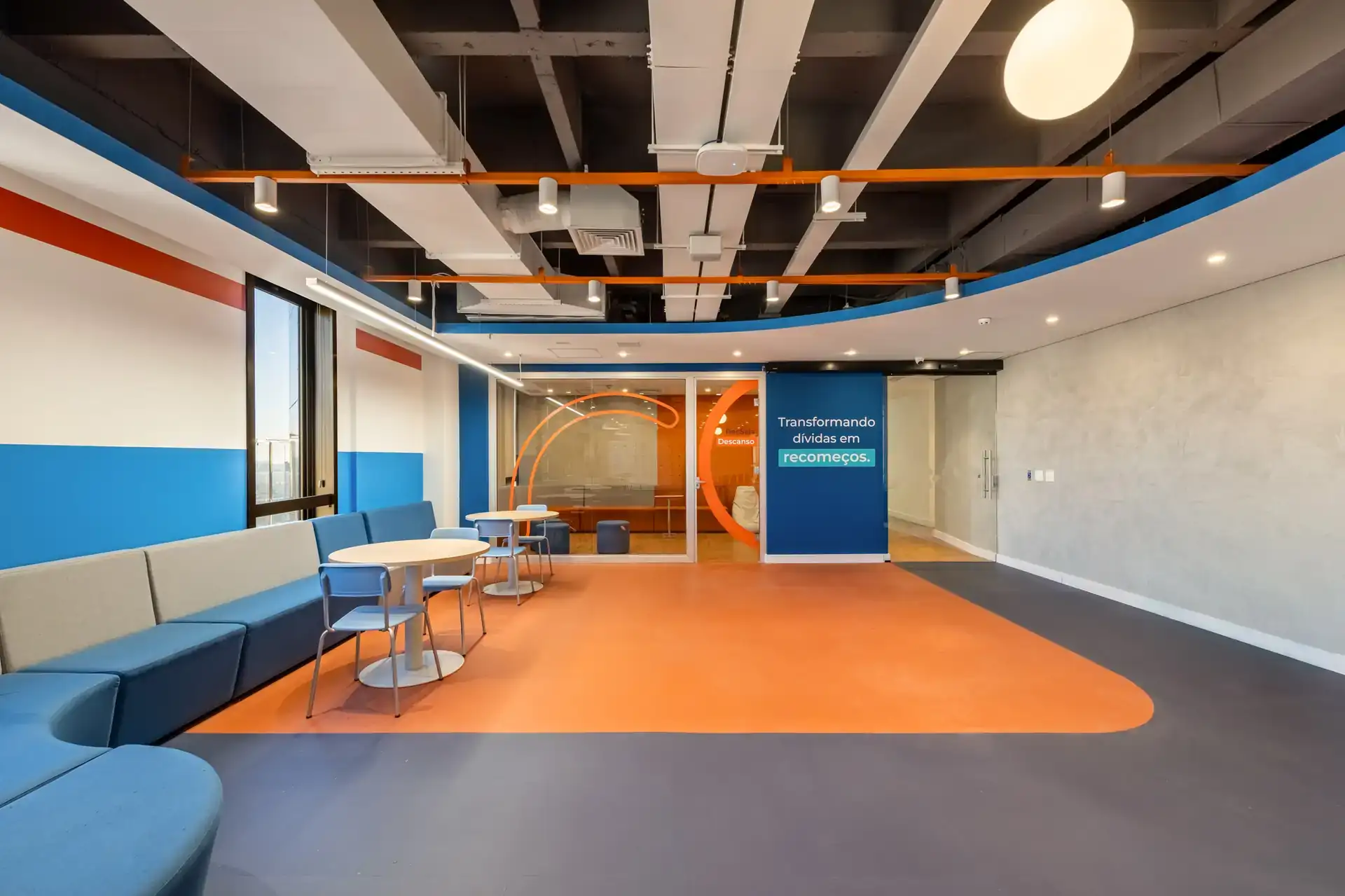 Lounge colorido desenvolvido em obra corporativa com layout do escritório de arquitetura Custódio, trazendo no projeto de arquitetura, convivência integrada e mobiliário moderno.