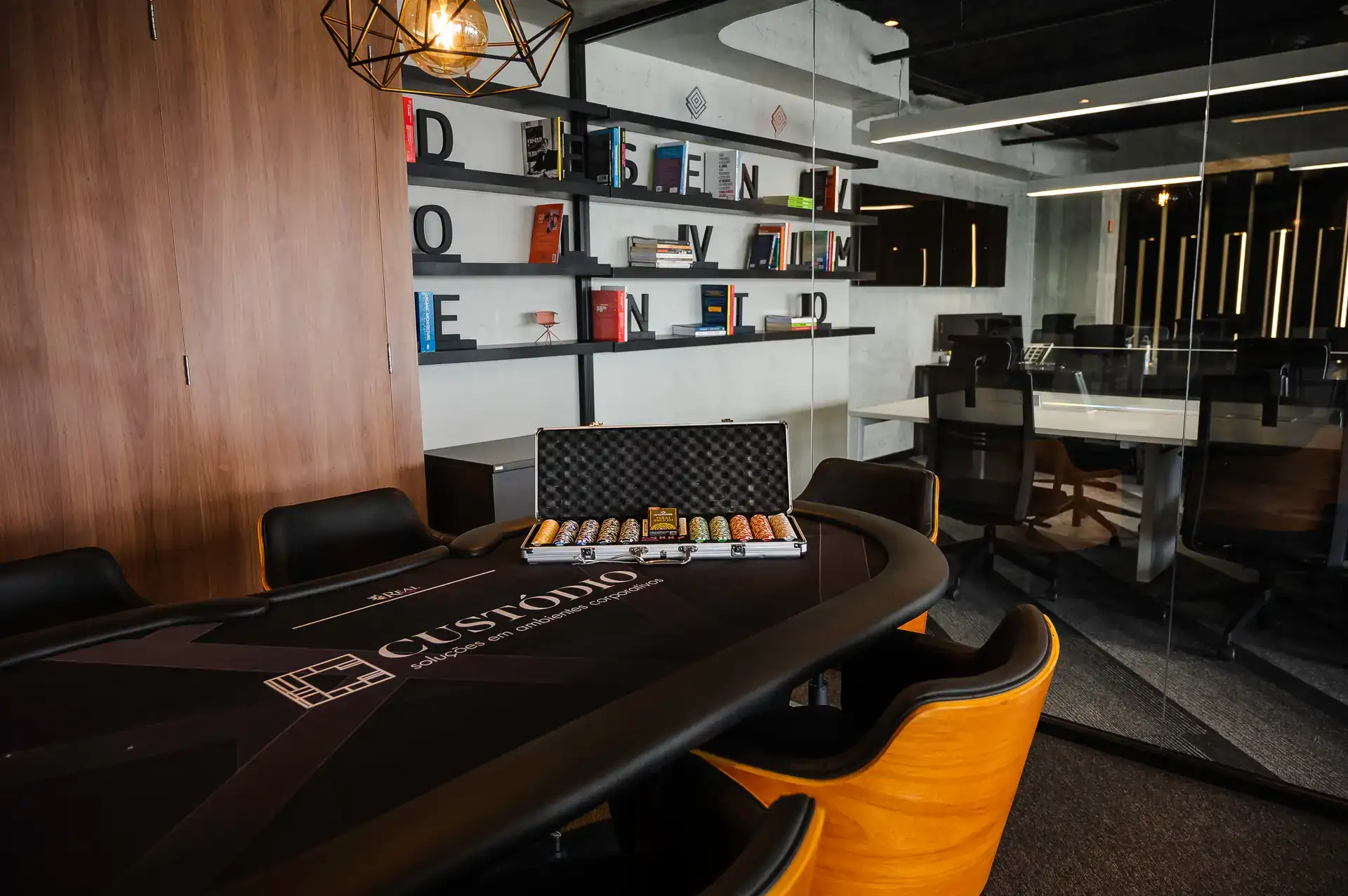 Sala multifuncional com mesa de poker personalizada, integrando lazer ao ambiente corporativo em projeto de arquitetura da Custódio focado em reforma de escritório.