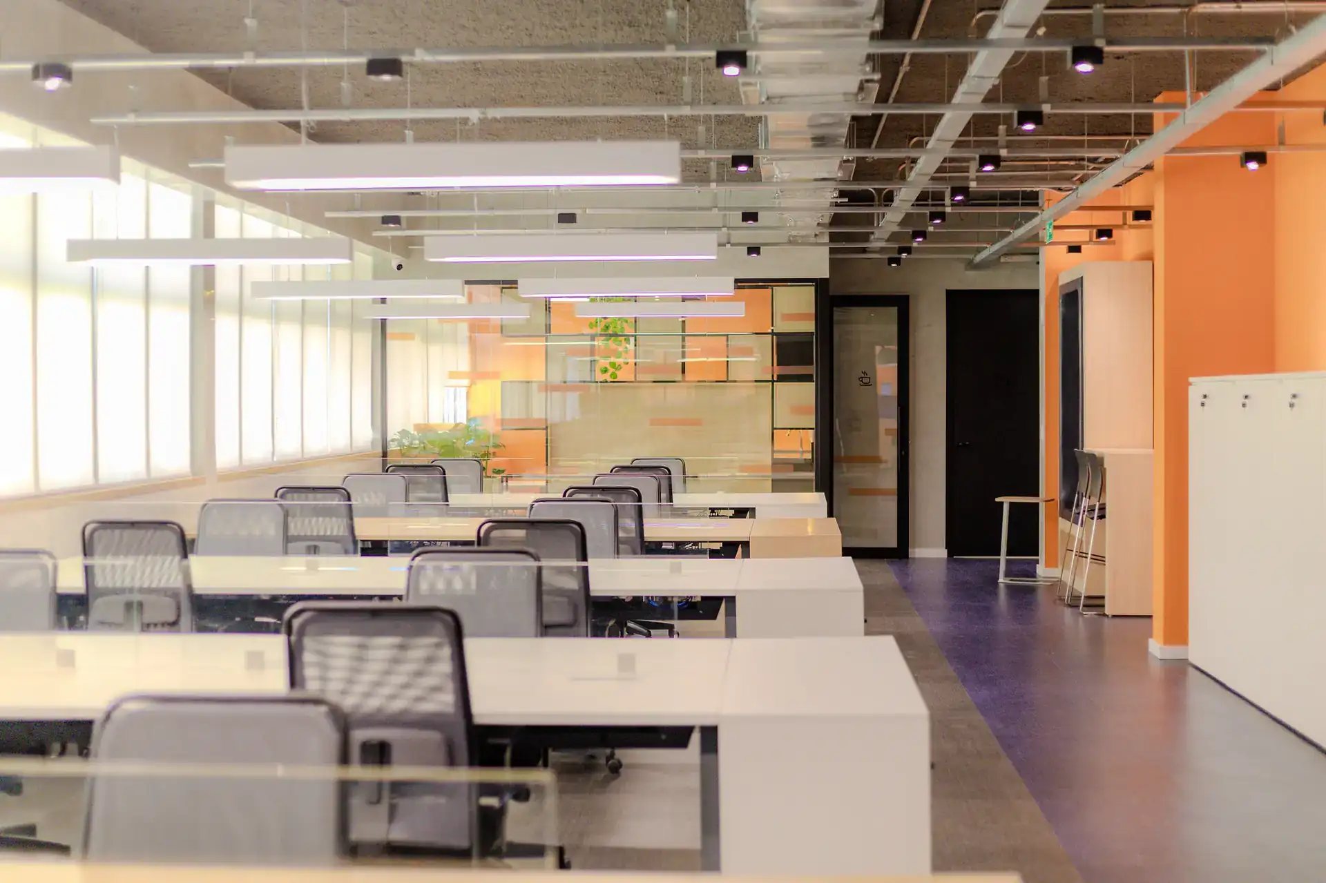 Open space da EDF Macaé com iluminação natural e mobiliário modular, parte do projeto de arquitetura voltado para produtividade e bem-estar.