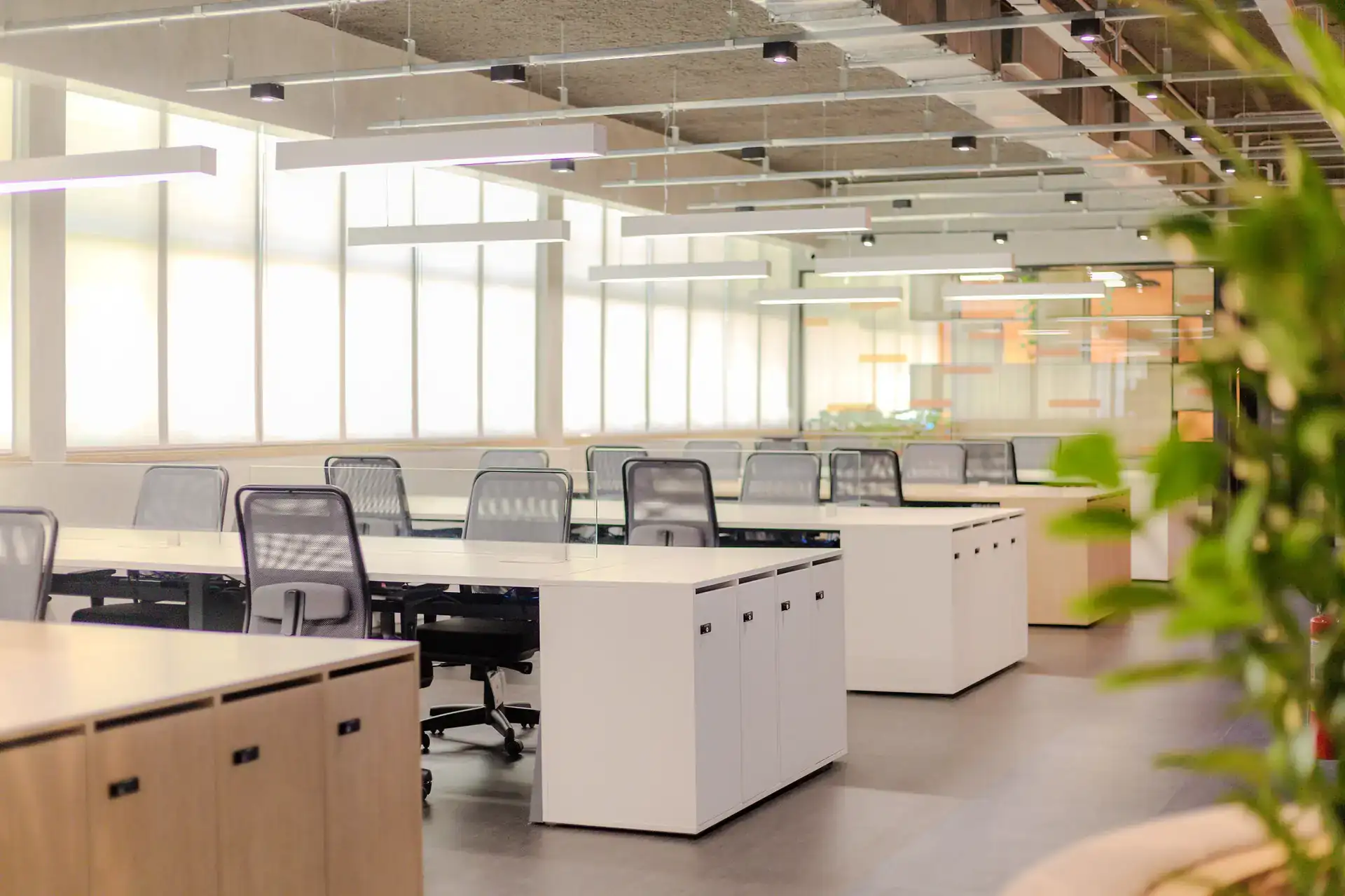 Open workspace da EDF Macaé desenvolvido em obra corporativa da Custódio, com estações de trabalho organizadas e circulação fluida.