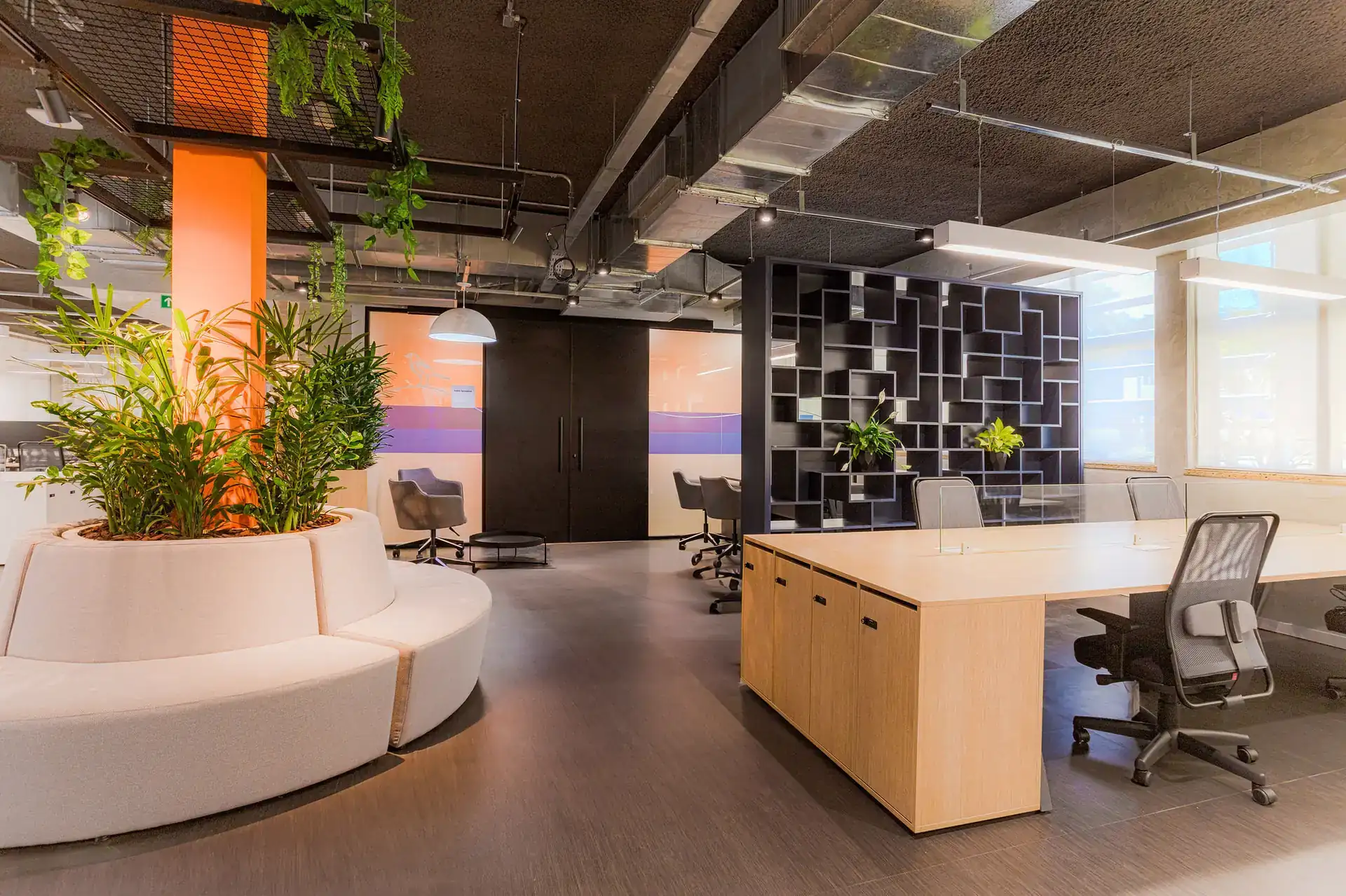 Escritório da EDF Macaé com divisórias acústicas e mobiliário leve, integrando o conceito de escritório de arquitetura corporativa eficiente.