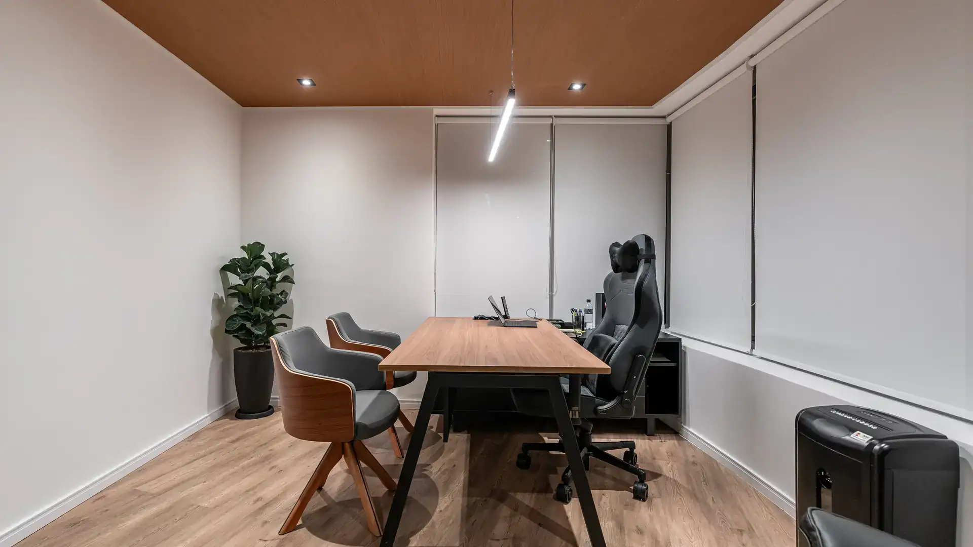 Escritório executivo com mesa ampla, poltrona corporativa e vista panorâmica, resultado de reforma corporativa sofisticada.