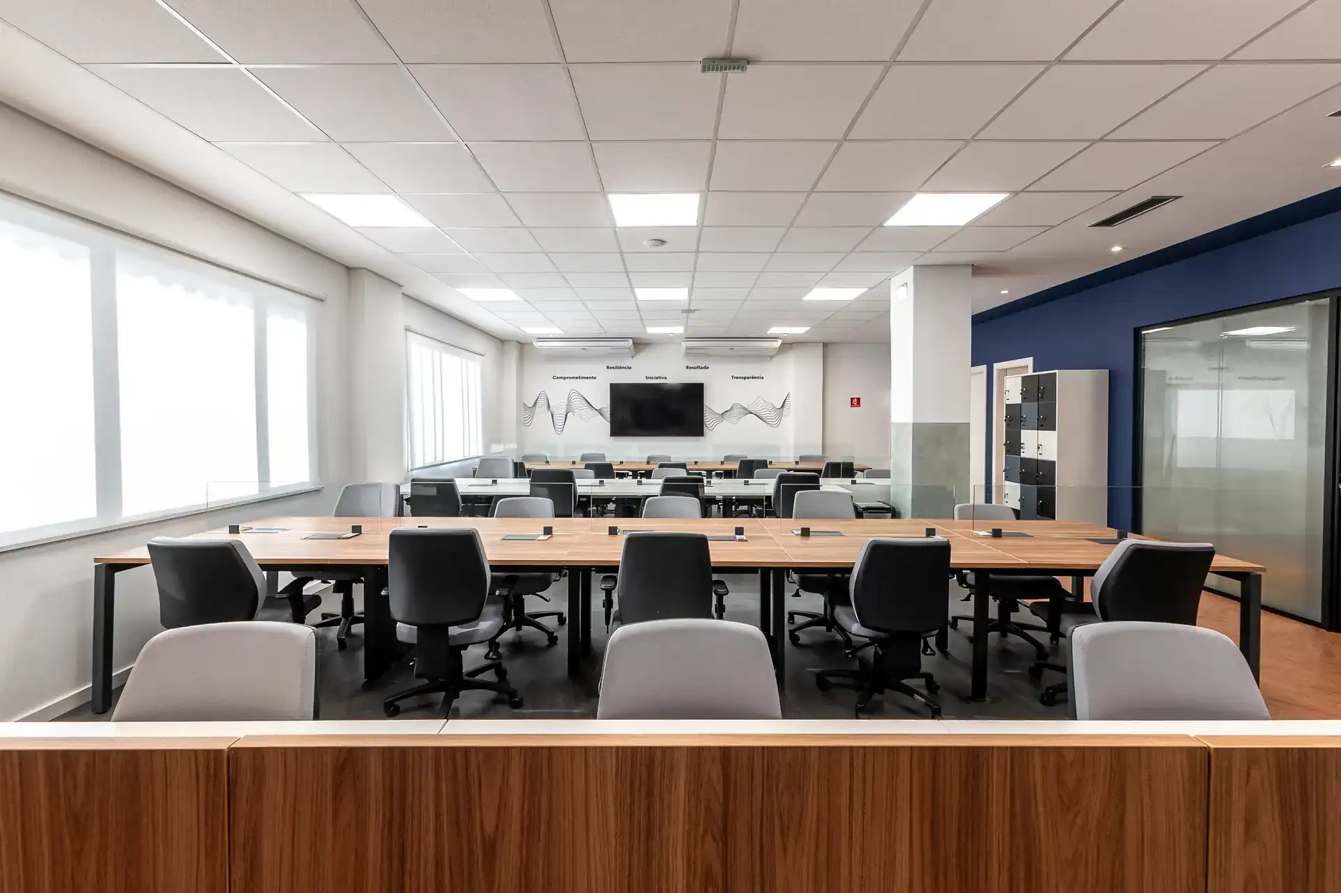 Sala operacional do escritório da LAM Medical com várias estações de trabalho alinhadas, resultado de projeto de arquitetura corporativa focado em conforto e produtividade.