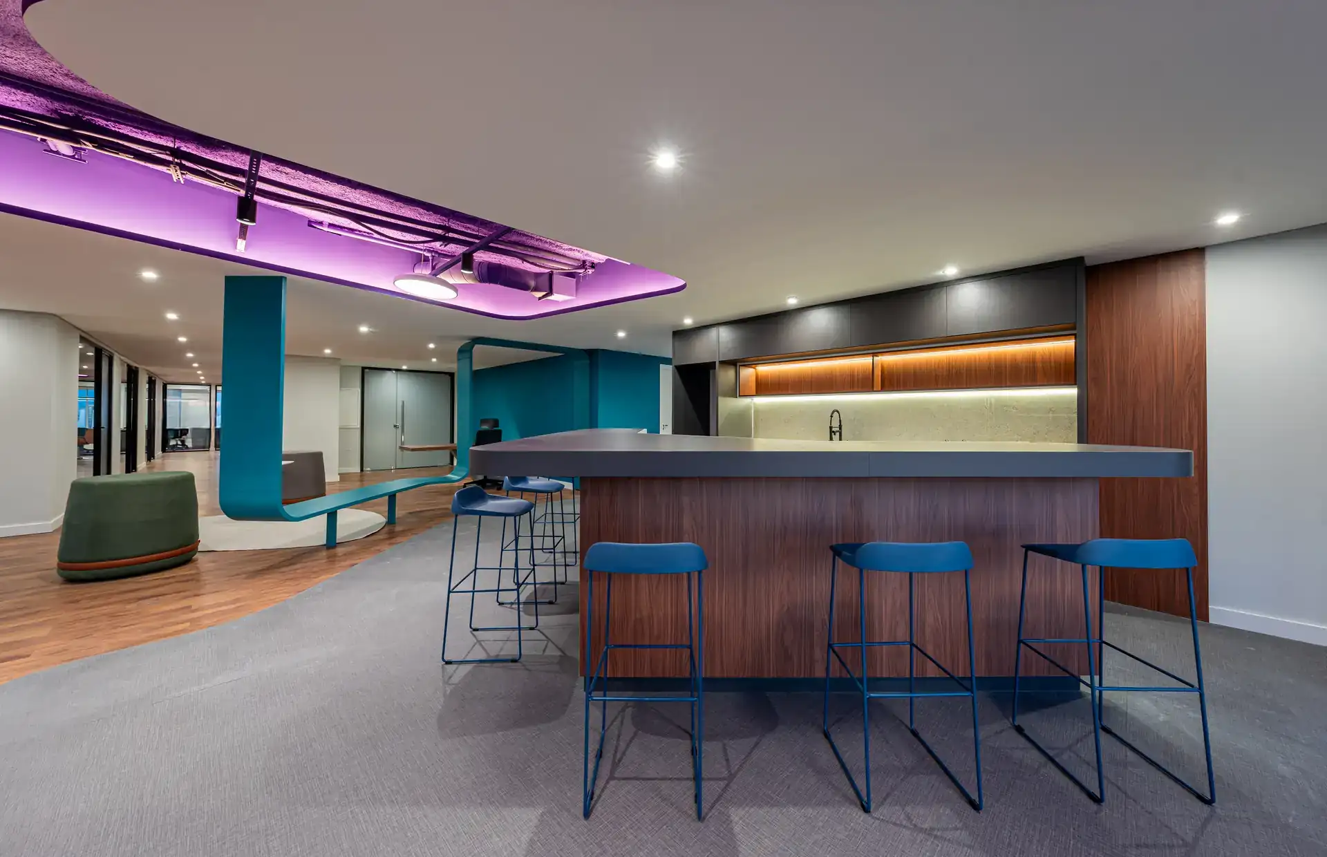 Copa corporativa finalizada do escritório da Inove com ilha central, banquetas e iluminação moderna. Projeto de arquitetura e obra corporativa.